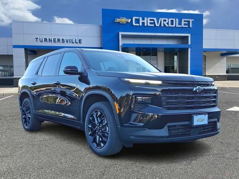 Used 2026 Chevrolet Traverse LT w/ Midnight/Sport Edition FWD image 2