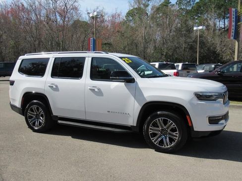 Used 2025 Jeep Wagoneer 4WD image 2