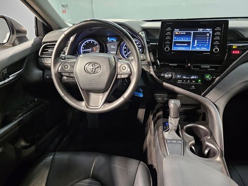 Used 2024 Toyota Camry SE image 9