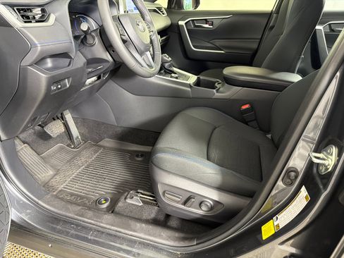 Used 2023 Toyota RAV4 SE image 9