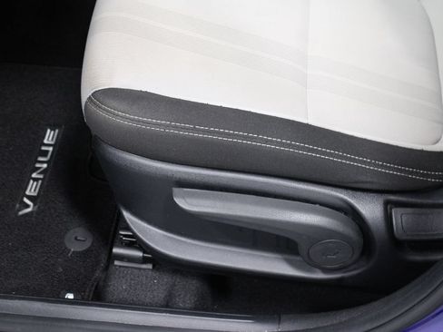 Used 2024 Hyundai Venue SEL FWD image 17