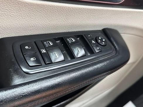 Used 2019 Chrysler Pacifica Limited w/ Tire & Wheel Group FWD image 19