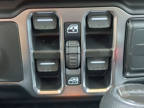 New 2025 Jeep Gladiator Sport image 20