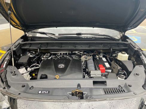 Used 2020 Toyota Highlander XLE AWD/4WD image 5