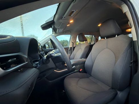 Used 2023 Toyota Highlander L FWD image 6