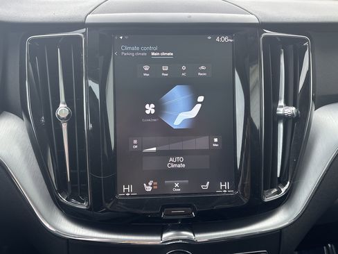 Used 2018 Volvo XC60 T6 Momentum w/ Convenience Package image 19