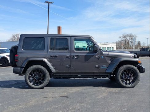 Used 2025 Jeep Wrangler Unlimited Sahara w/ Safety Group AWD/4WD image 8