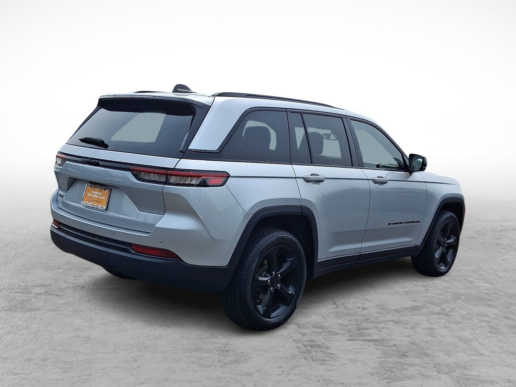 Used 2023 Jeep Grand Cherokee Altitude AWD/4WD image 5