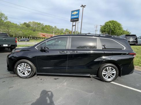 Used 2024 Toyota Sienna XLE FWD image 8