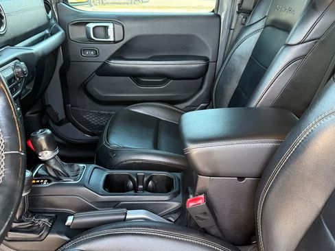 Used 2019 Jeep Wrangler Unlimited Sahara image 23