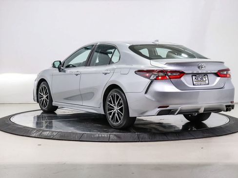 Used 2022 Toyota Camry SE w/ Carpet Mat Package (TMS) FWD image 2