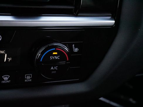 Used 2024 Nissan Pathfinder SL w/ Black Appearance Package image 29