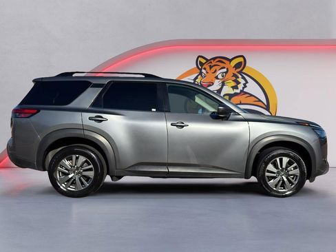 Used 2025 Nissan Pathfinder SV image 4