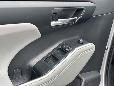 Used 2023 Toyota Highlander XLE image 14