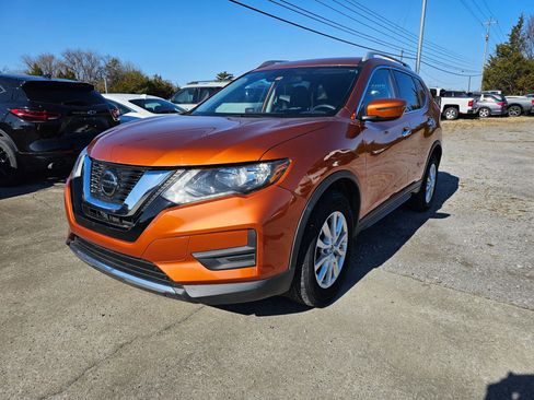 Used 2019 Nissan Rogue SV image 1