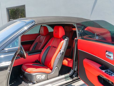Used 2019 Rolls-Royce Dawn RWD image 61