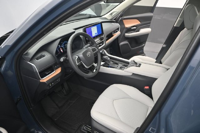 New 2026 Toyota Grand Highlander FWD image 4