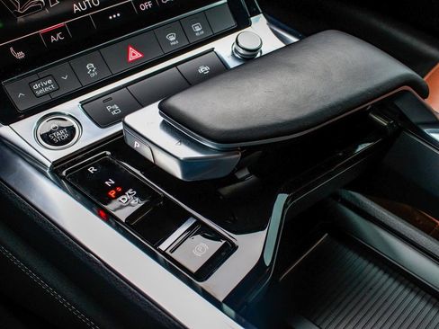 Used 2022 Audi e-tron Premium w/ Convenience Plus Package image 24