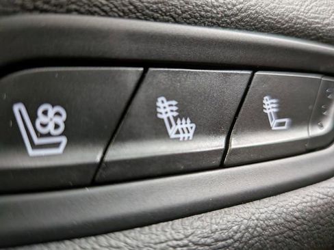 Used 2022 Cadillac Escalade ESV Premium Luxury image 16