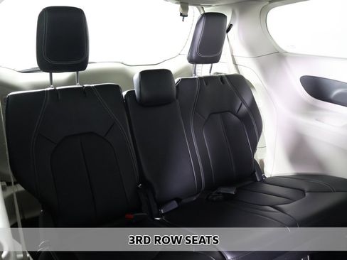 Used 2024 Chrysler Pacifica Touring-L image 8