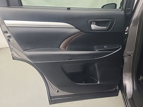 Used 2019 Toyota Highlander XLE image 18
