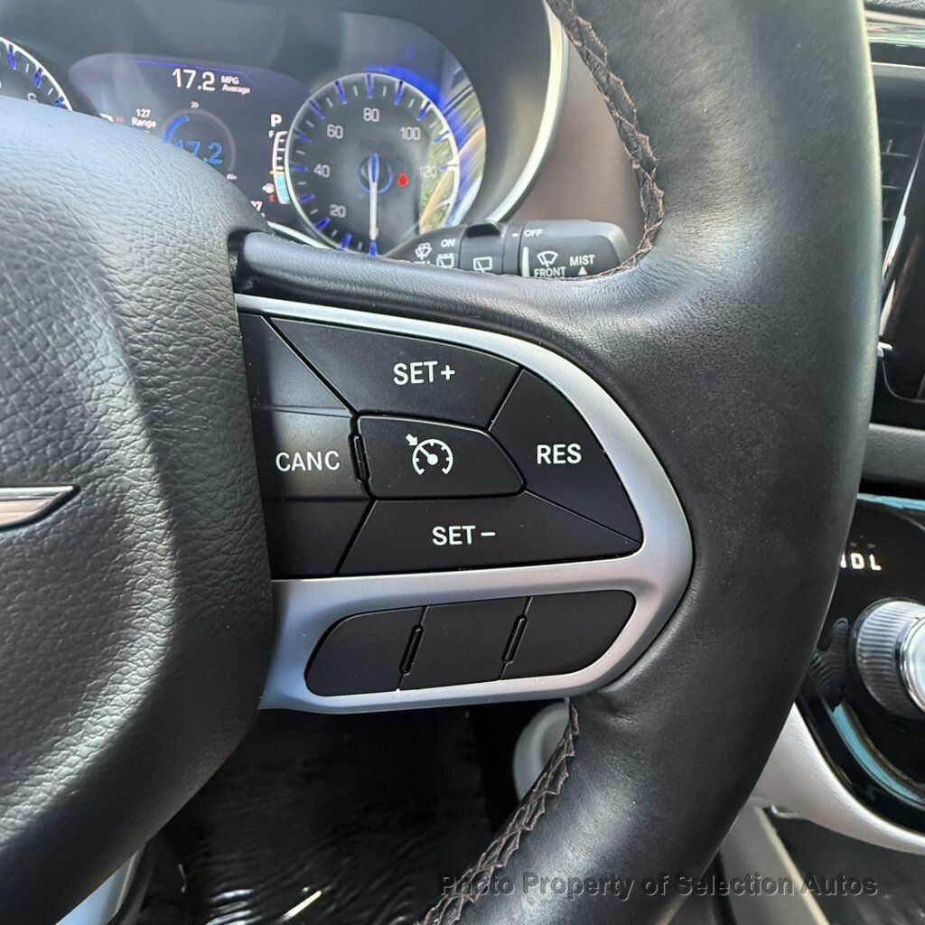 Used 2017 Chrysler Pacifica Touring-L Plus FWD image 21