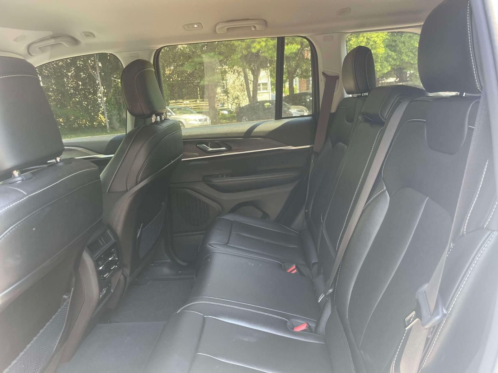 Used 2023 Jeep Grand Cherokee Limited AWD/4WD image 12