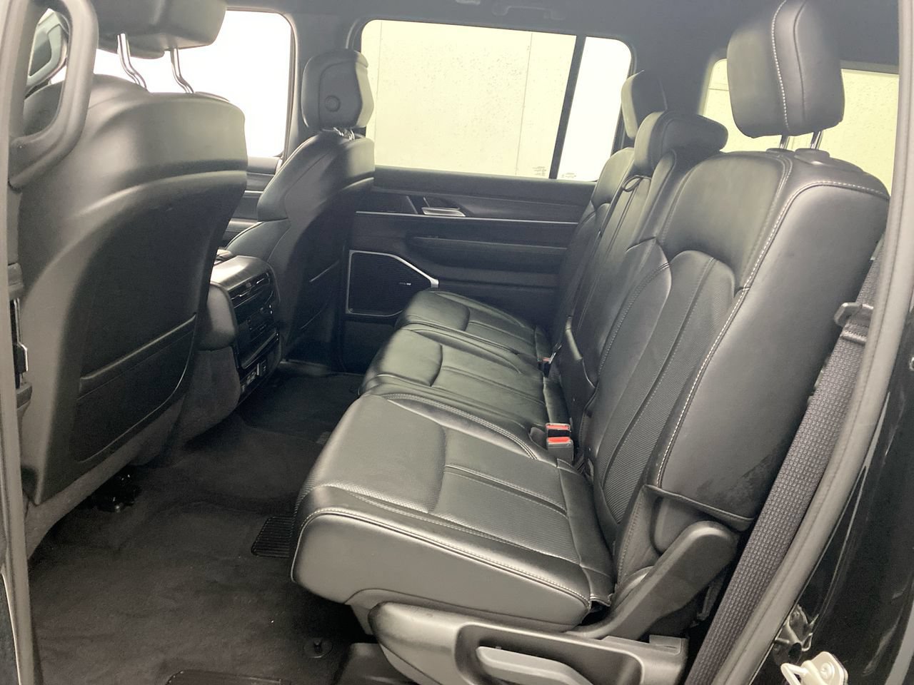 Used 2024 Jeep Wagoneer L Series II w/ Flexible Seating Group AWD/4WD image 24