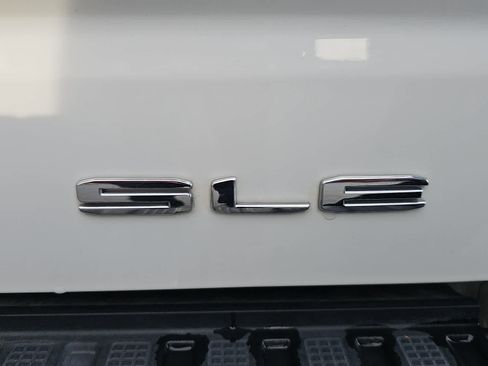 Used 2023 GMC Sierra 1500 SLE image 29