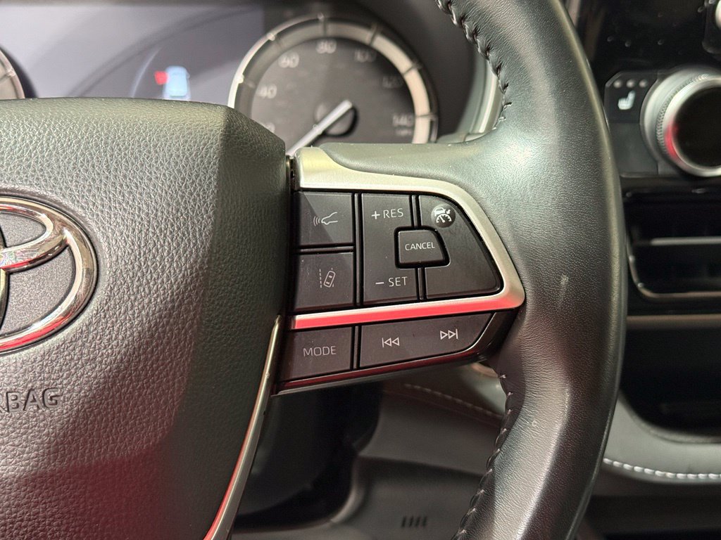 Used 2022 Toyota Highlander XLE AWD/4WD image 27