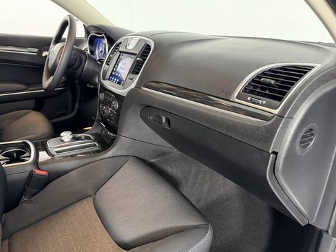 Used 2022 Chrysler 300 Touring w/ Sport Appearance Package image 30