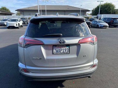 Used 2017 Toyota RAV4 LE FWD image 4