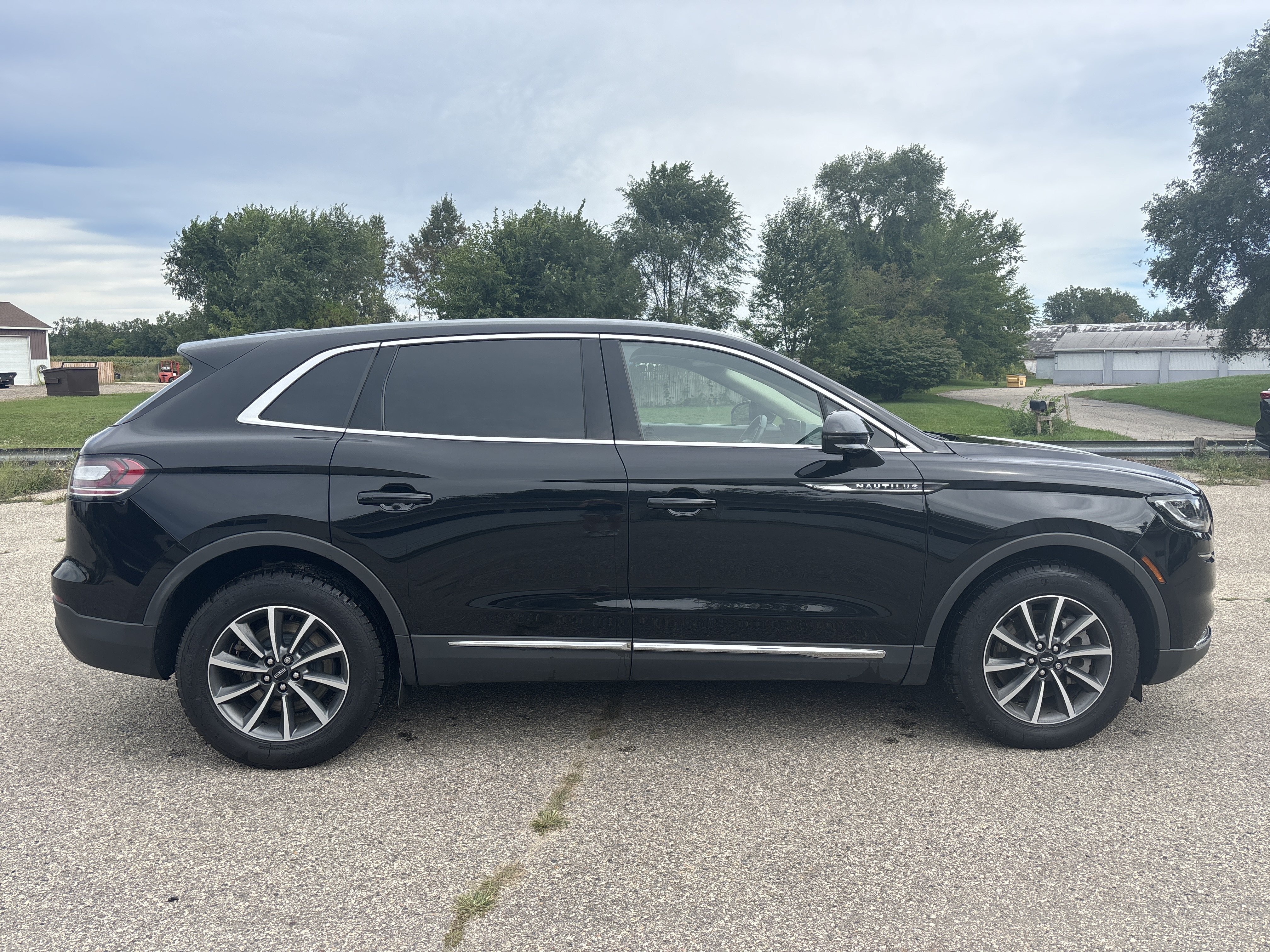 Used 2022 Lincoln Nautilus AWD image 2