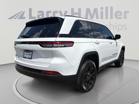 Used 2024 Jeep Grand Cherokee Altitude AWD/4WD image 5