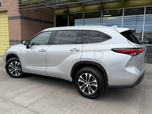 Used 2021 Toyota Highlander XLE AWD/4WD image 5