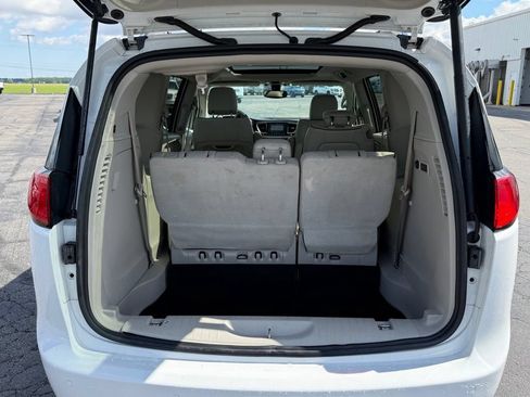 Used 2020 Chrysler Pacifica Limited FWD image 6