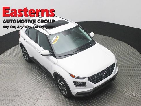 Used 2025 Hyundai Venue SEL FWD image 3