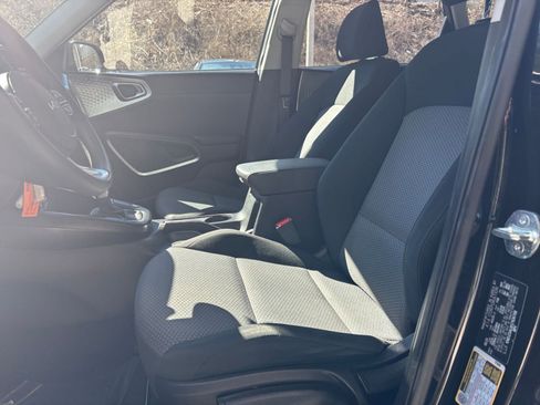 Used 2025 Kia Soul LX w/ LX Technology Package image 34