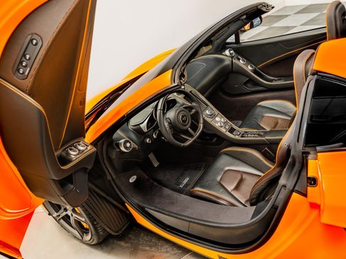 Used 2015 McLaren 650S Spider RWD image 22