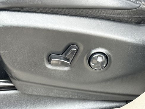 Used 2023 Chrysler Pacifica Touring-L image 36