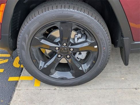 New 2025 Jeep Grand Cherokee Limited w/ Black Appearance Package image 31