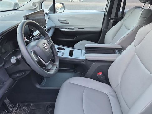 Used 2025 Toyota Sienna XLE image 2