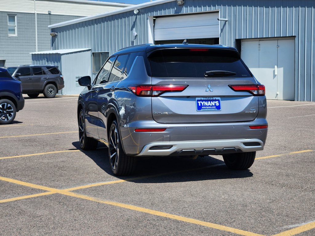 Used 2023 Mitsubishi Outlander 4WD Plug-In Hybrid image 5