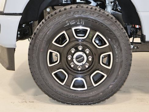 New 2025 Ford F350 Platinum w/ FX4 Off-Road Package image 36