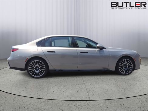 Used 2025 BMW 740i w/ Premium Package RWD image 7