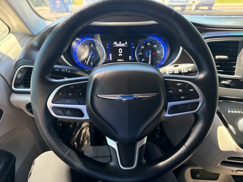 Used 2020 Chrysler Voyager LX FWD image 21