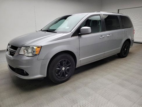 Used 2019 Dodge Grand Caravan SXT image 2
