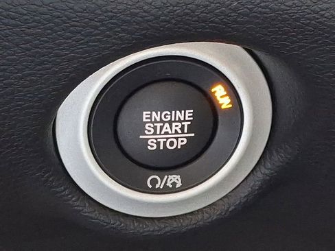 Used 2025 Chrysler Pacifica Select image 26