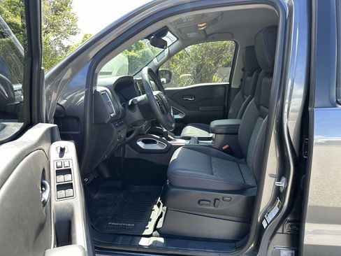 Used 2026 Nissan Frontier SV w/ SV Convenience Package RWD image 2