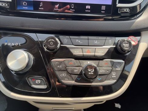 Used 2024 Chrysler Pacifica Touring-L image 23